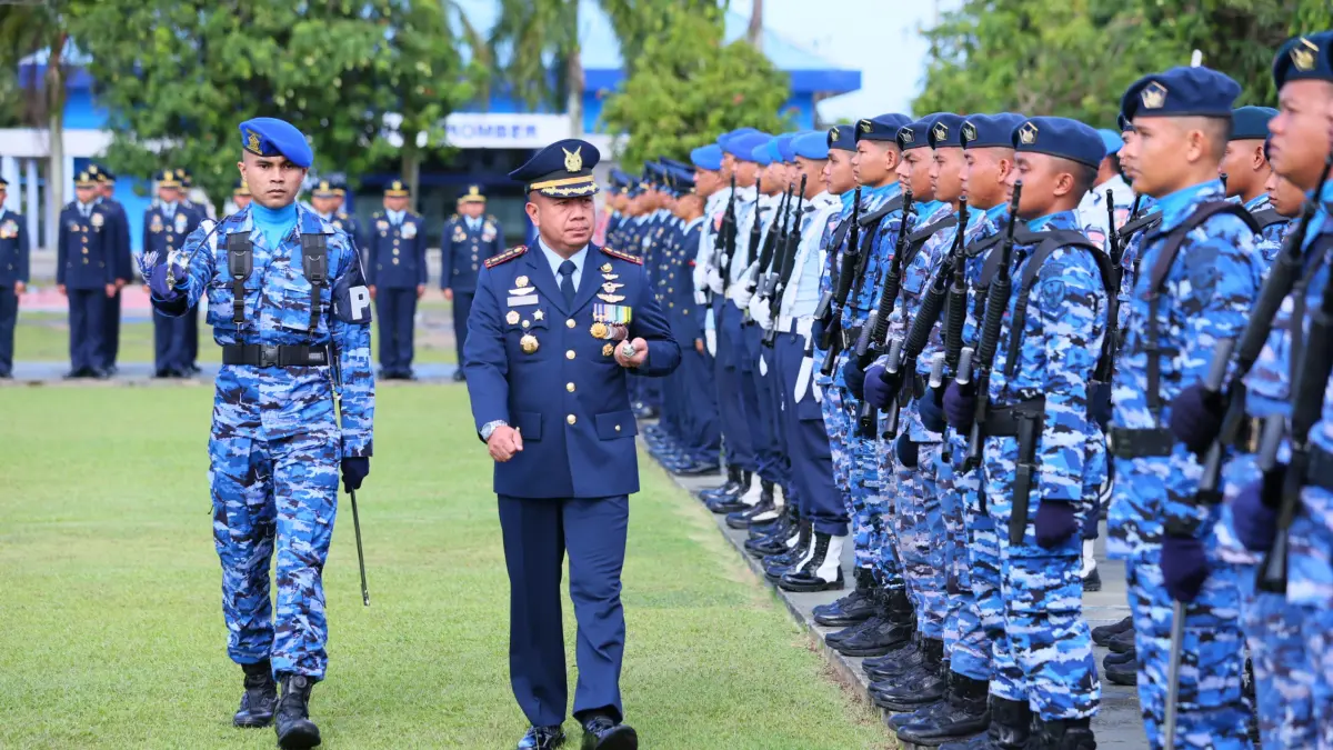 Komandan Lanud Dhomber Kolonel Kisworo melakukan pengecekan pasukan saat upacara peringatan HUT ke-80 TNI Angkatan Udara di Lapangan Apel Mako Lanud Dhomber, Balikpapan, Kamis (9/4).