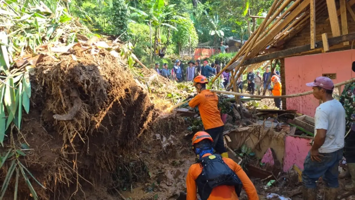 Kondisi rumah warga di Sumedang yang ambruk dan tertimbun material longsor usai hujan deras mengguyur kawasan tersebut, Rabu (8/4). (Foto ist)