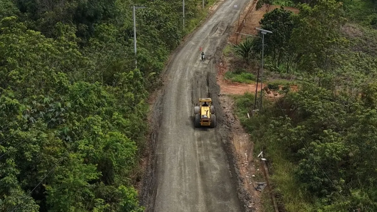 LAPISAN: Alat berat tengah melakukan penyelesaian lapisan agregat sebagai fondasi dasar sebelum pengecoran beton dimulai.