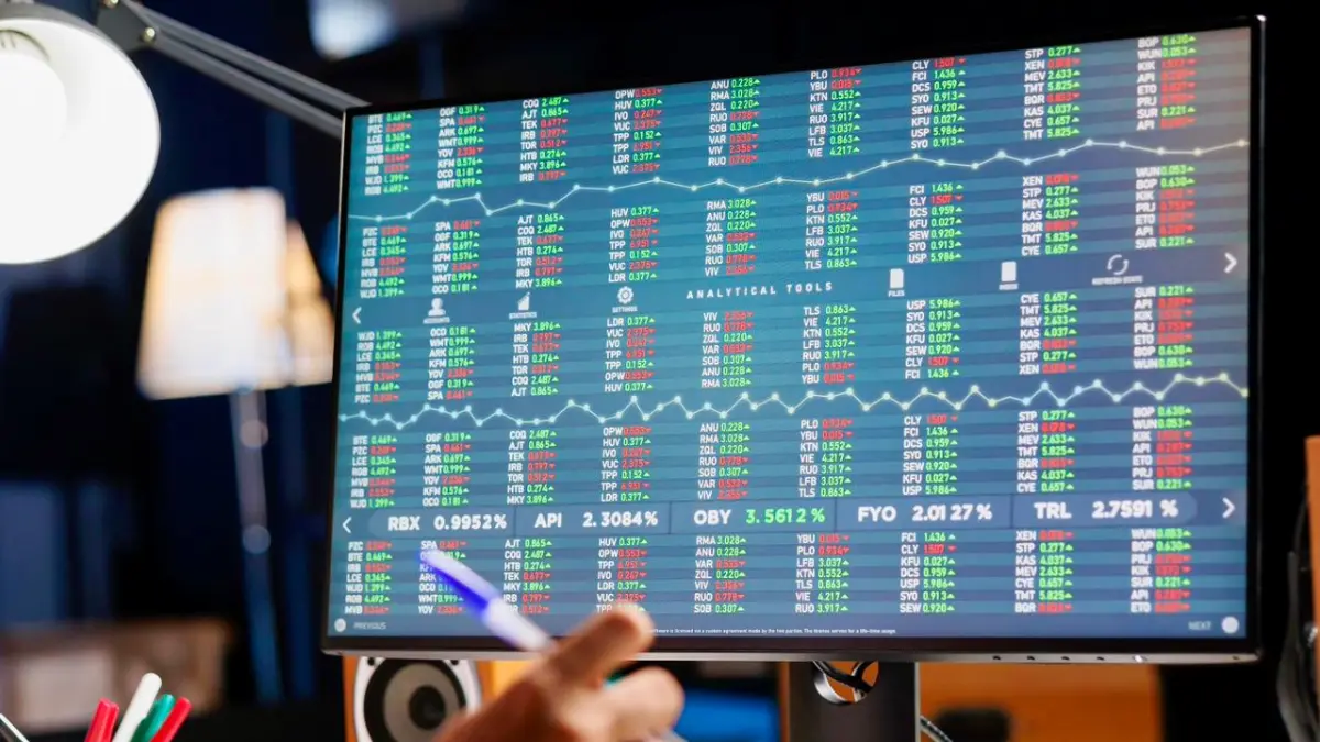 MELEMAH: IHSG pada akhir Maret melemah signifikan. Aktivitas transaksi juga mengalami perlambatan. 