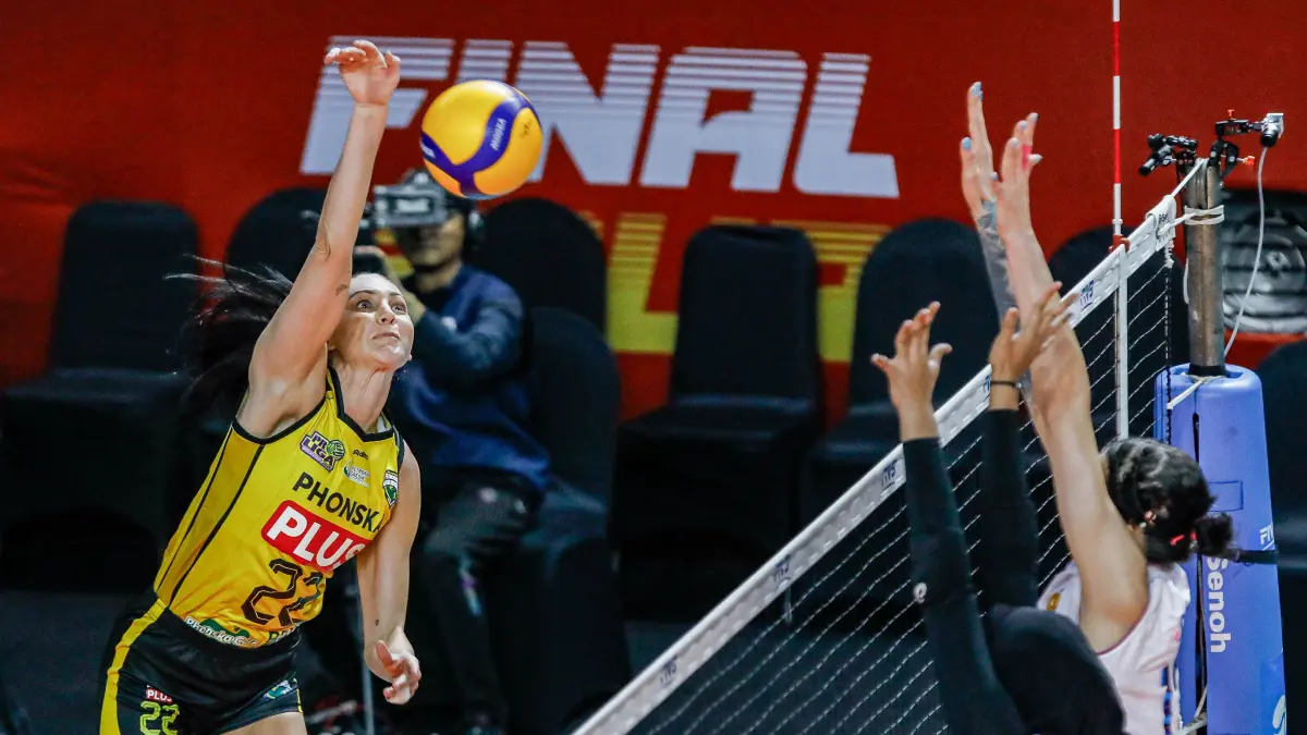 Outside hitter Phonska Annie Mitchem ketika menghadapi Popsivo Polwan (3/4). Dia menjadi tumpuan saat menghadapi Jakarta Pertamina Enduro hari ini (9/4). (RIANA SETIAWAN/JAWA POS)

