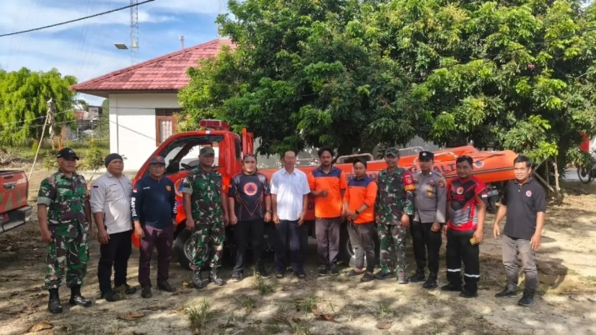 Penyerahan bantuan peminjaman satu unit perahu karet untuk warga Dilang Puti. (IST)

&nbsp;