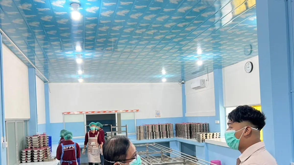 PERIKSA: Tim P2KLH DLH Samarinda mendatangi salah satu SPPG di Kecamatan Samarinda Ulu, Kamis, 9 April 2026. (DENNY SAPUTRA/KP)
