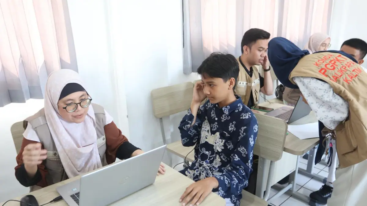 Peringatan Hari Pendengaran Sedunia di Balikpapan diisi dengan aksi skrining kesehatan telinga bagi ratusan siswa SMP, Kamis (9/4/2026).