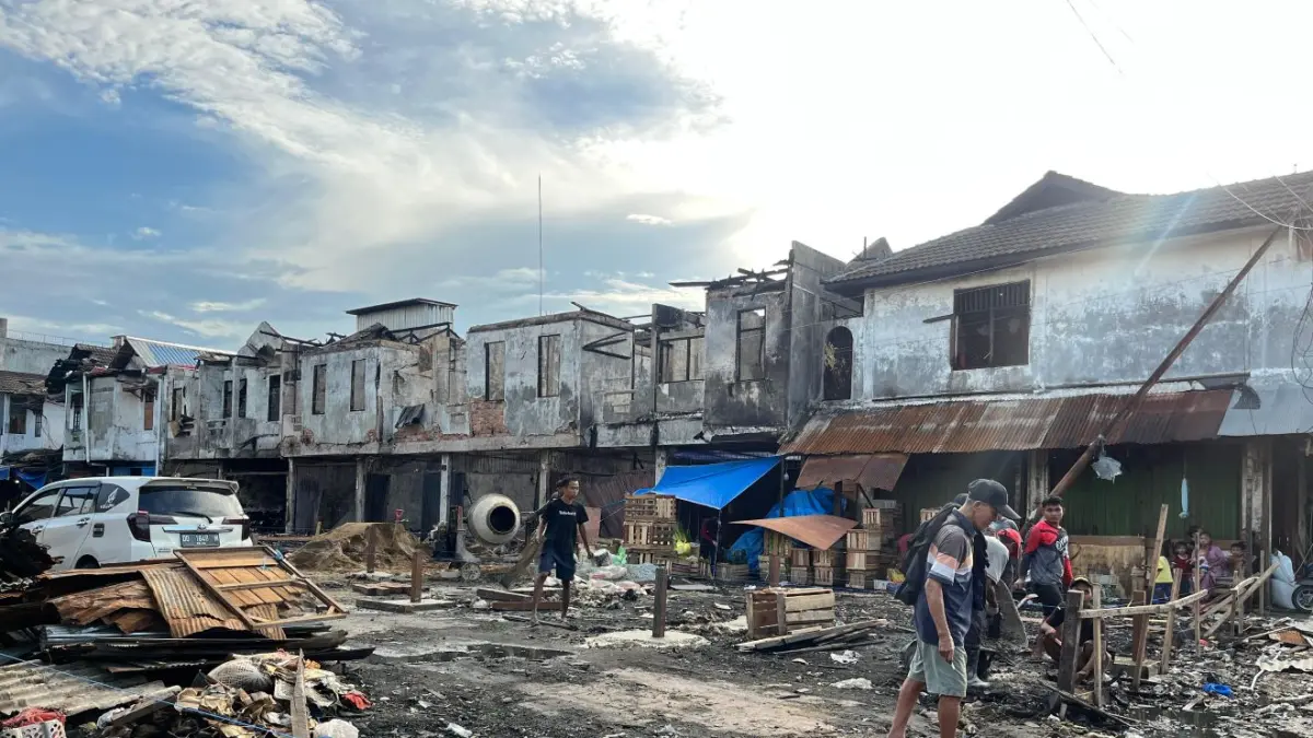 SEGERA: Beberapa warga terlihat berada di area puing sisa kebakaran Pasar Segiri, Kecamatan Samarinda Ulu.(DOK/KP)

&nbsp;