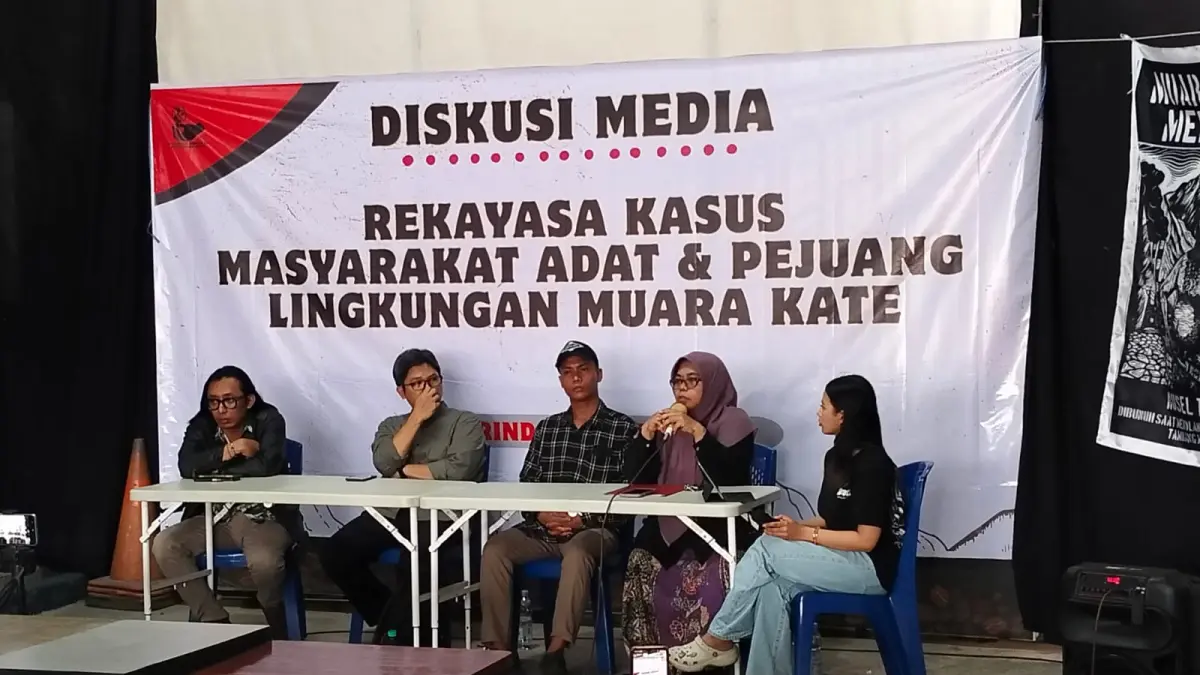 Sejumlah poin kejanggalan dalam konstruksi perkara Misran Toni dibeber dalam forum diskusi di Samarinda, Rabu (8/4). Kasus yang bermula dari perlawanan warga terhadap hauling batubara ini kini menanti vonis hakim pekan depan.