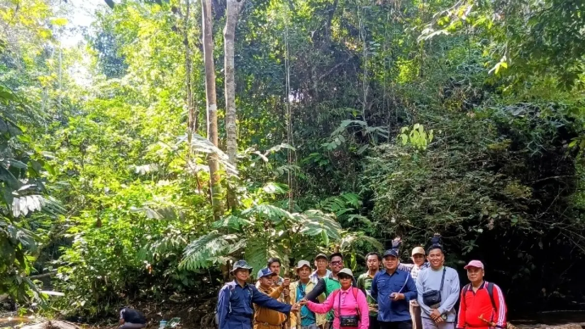 Tim gabungan dari kabupaten, kecamatan, dan Kampung Balok Asa melakukan pengecekan lapangan koordinat batas kampung dalam upaya percepatan penetapan tapal batas wilayah. (K SUNARDI/KALTIM POST)
