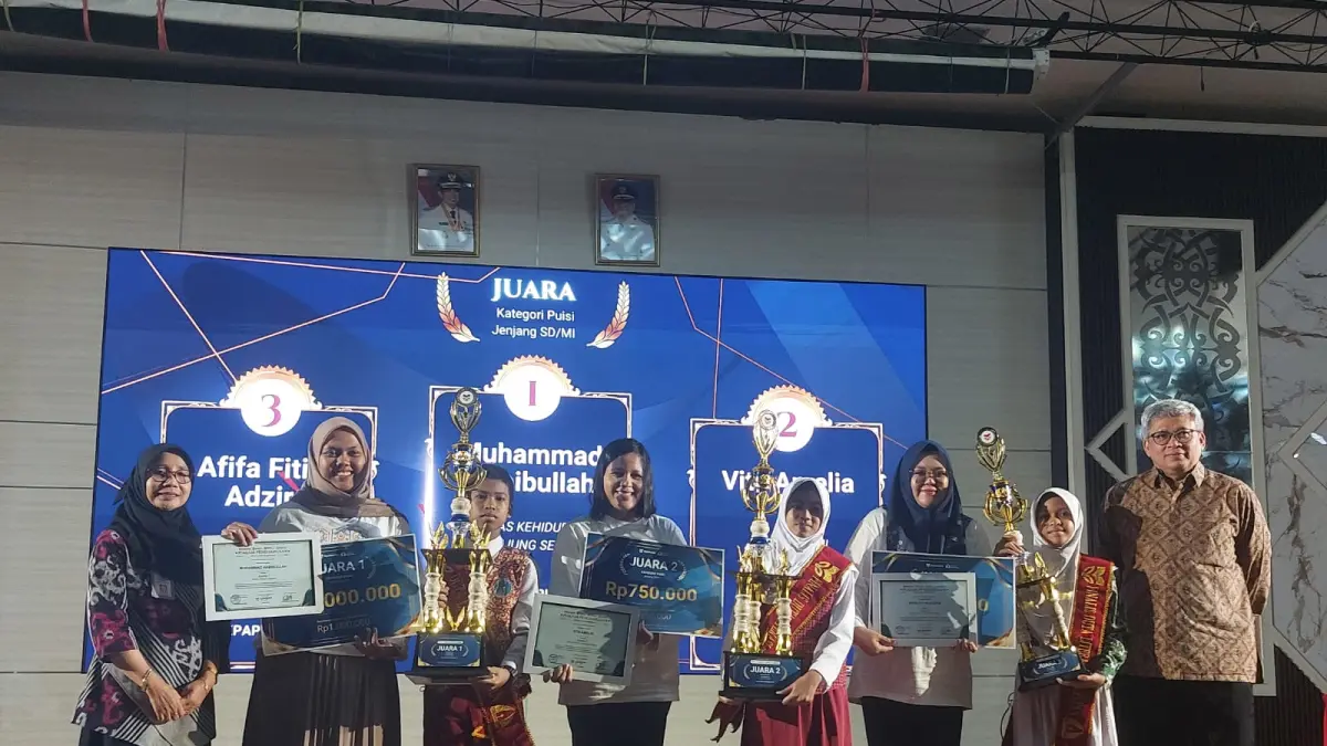 Puncak Festival Literasi Balikpapan ke-5 yang berlangsung di Gedung Kesenian, Jumat (10/4). Melalui kolaborasi bersama Nyalanesia, ajang ini menjadi ruang aktualisasi bagi ratusan siswa dan guru untuk memamerkan karya tulis orisinal mulai dari puisi hingga pengalaman pribadi. (DINA ANGELINA/KP)