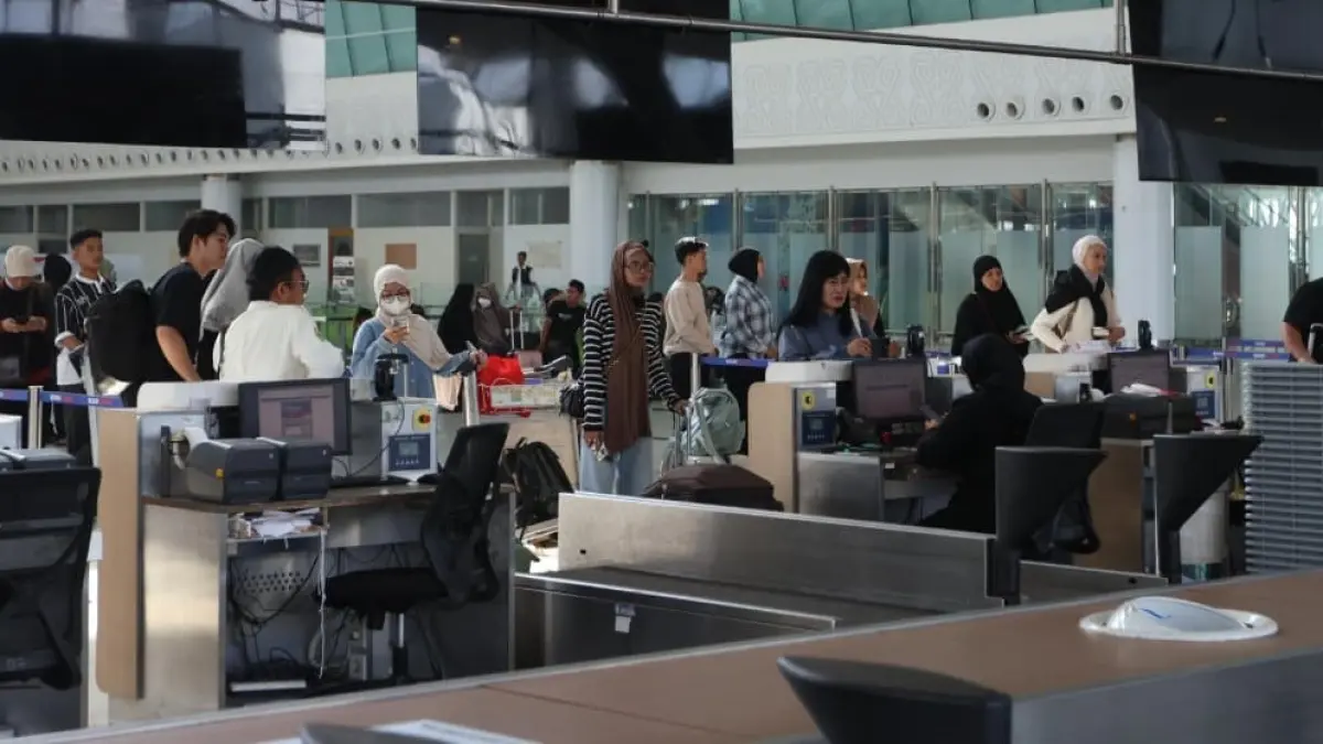ARUS BALIK: Aktivitas keberangkatan di Bandara SAMS  Sepinggan saat arus balik Lebaran 2026. (ANGGI PRADITHA/KP)