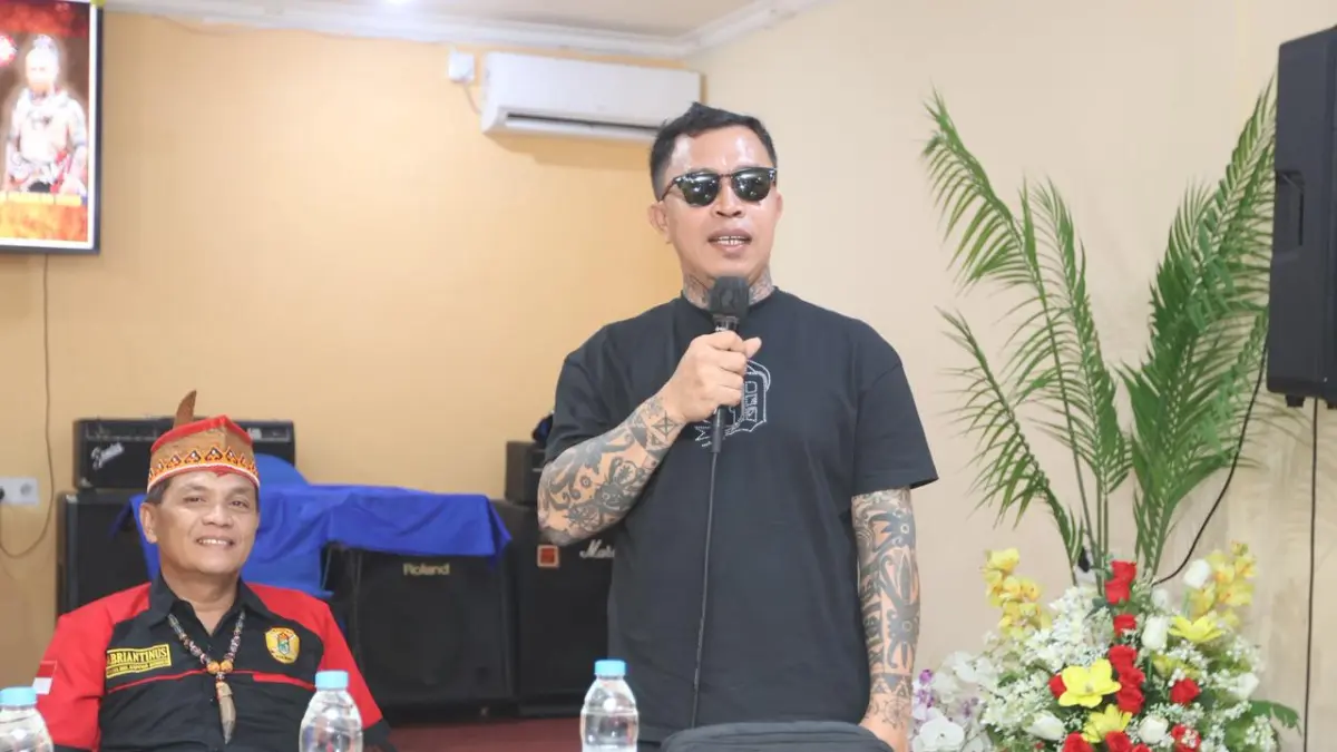 BERTANDANG : Panglima Jilah saat bertandang ke Sekretariat Tim Produksi Film Dayak Kalimantan.