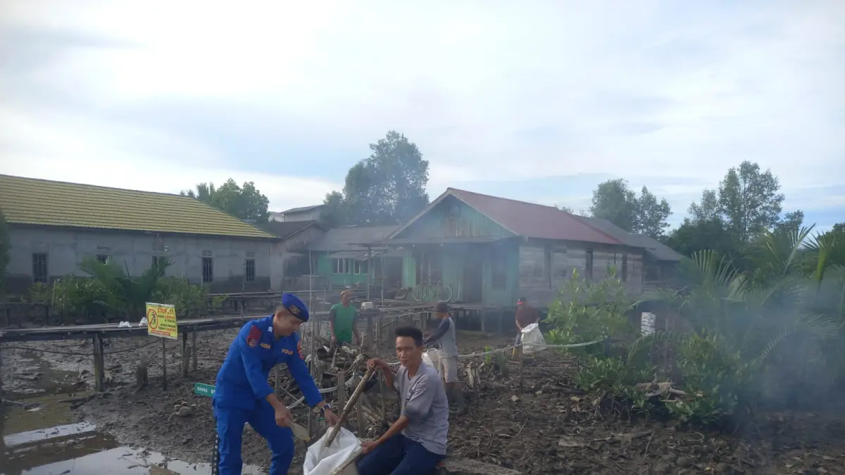 KEBERSIHAN: Sat Polairud Polres PPU melakukan kegiatan kebersihan di Babulu Laut, Kecamatan Babulu, PPU. (humas polres ppu/kp)