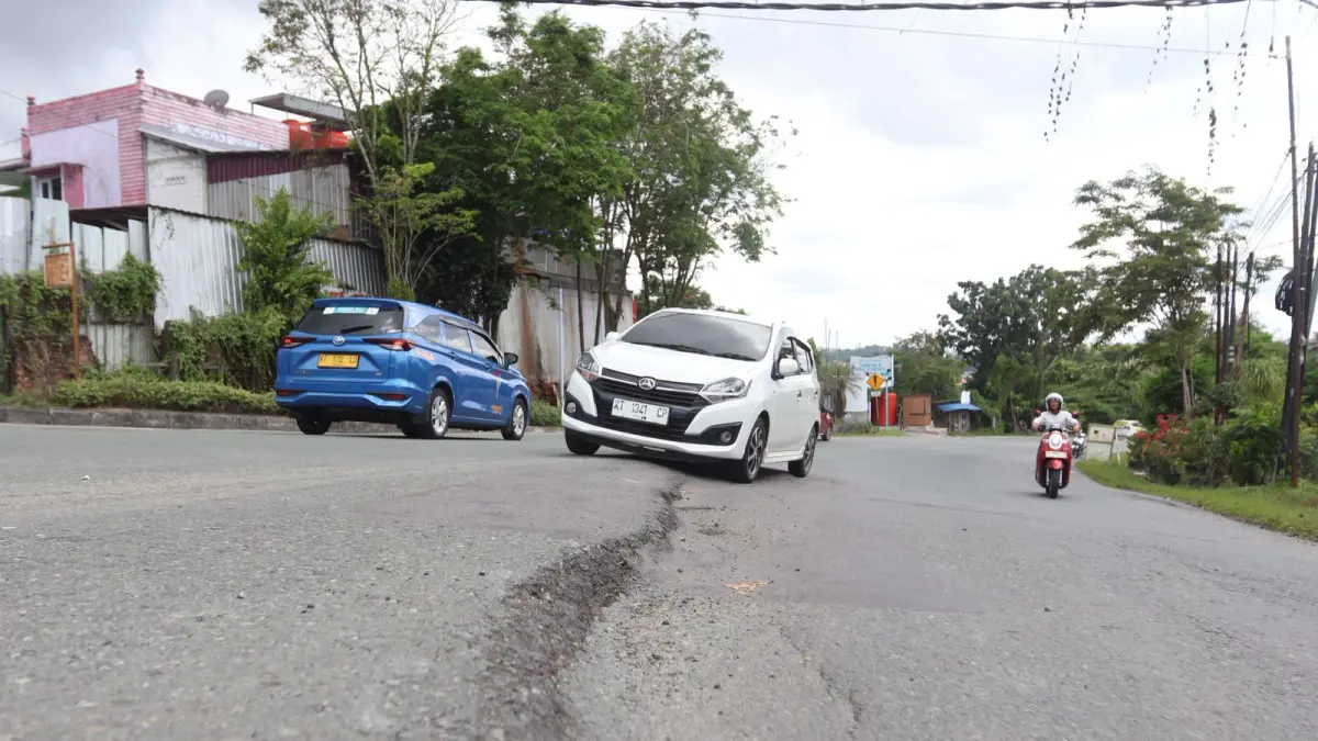 Kondisi jalan yang mengalami penurunan di Jalan Syarifuddin Yoes Balikpapan. (Foto: Anggi/KP)