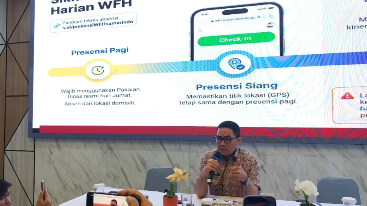 LEBIH SERIUS: Wali Kota Samarinda Andi Harun menyampaikan skema pemberlakuan WFH di lingkungan kota Samarinda usai rakor lintas OPD di ruang Aratula, Bapperida Samarinda, Jumat (10/4). (DENNY SAPUTRA/KP)
