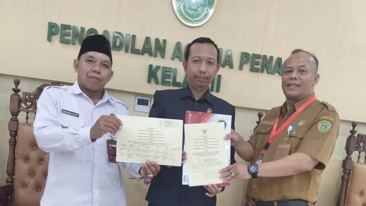 MOU: Waluyo (kanan) menunjukkan MoU antara Pemkab PPU dengan Pengadilan Negeri, Pengadilan Agama, serta Kementerian Agama Kabupaten PPU.