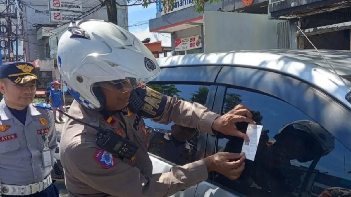 OPERASI: Penindakan dilakukan menggunakan sistem tilang elektronik Electronic Traffic Law Enforcement (ETLE) handheld saat operasi penertiban lalu lintas.