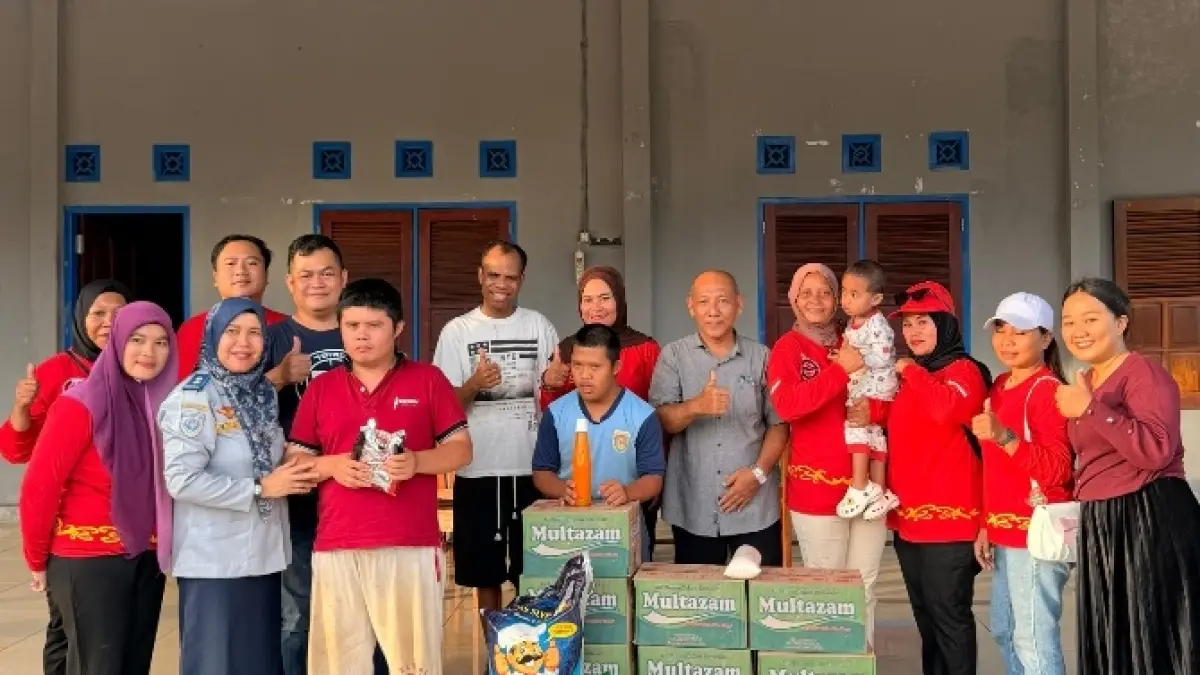Panitia Halabihalal di Sendawar menyalurkan bantuan paket sembako kepada panti asuhan dan penyandang disabilitas di Barong Tongkok, Jumat (10/4/2026).