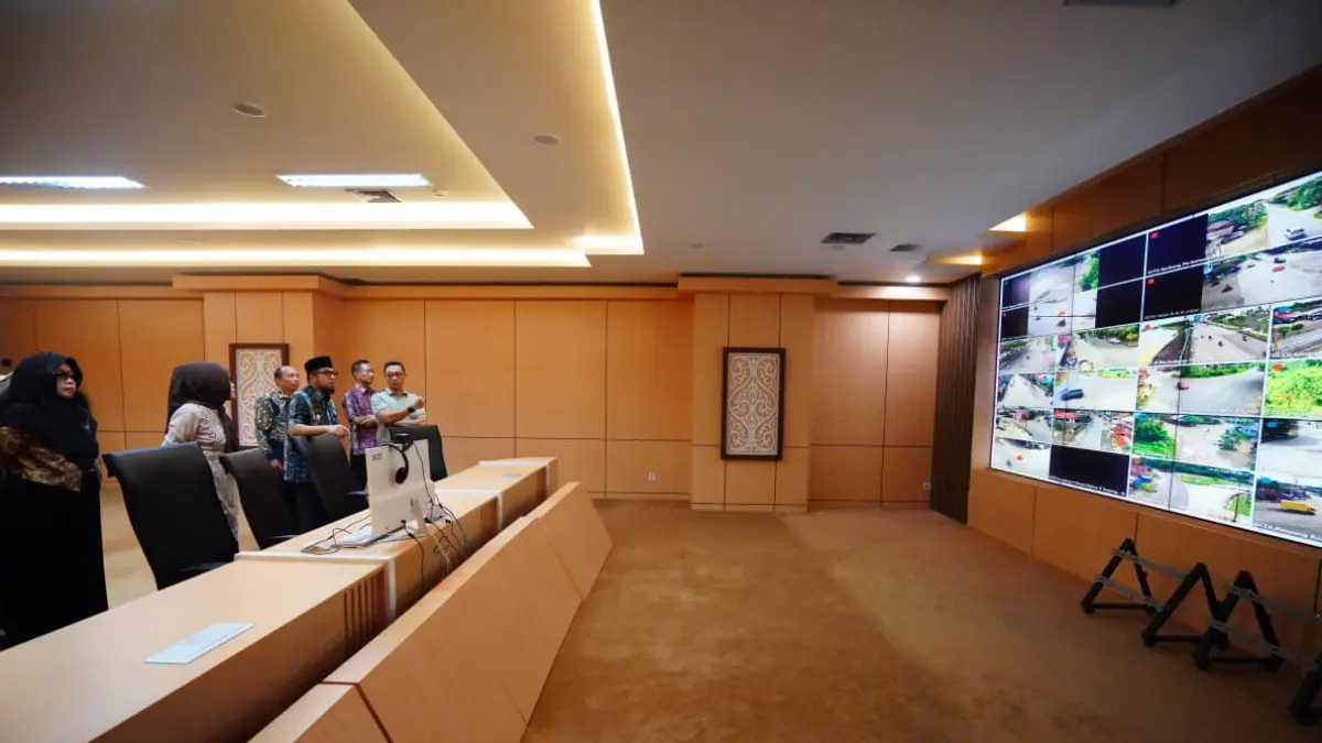 PANTAUAN: Pelaksanaan hari pertama WFH dan WFO di Pemkab Paser dipantau langsung oleh Wakil Bupati Paser Ikhwan Antasari, Jum