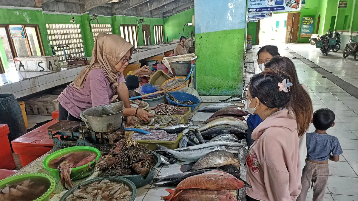 PASOKAN KURANG: Kondisi laut yang kurang bersahabat memaksa nelayan mengurangi aktivitas melaut, yang secara otomatis memangkas suplai ikan di pasar lokal. DOK/JP