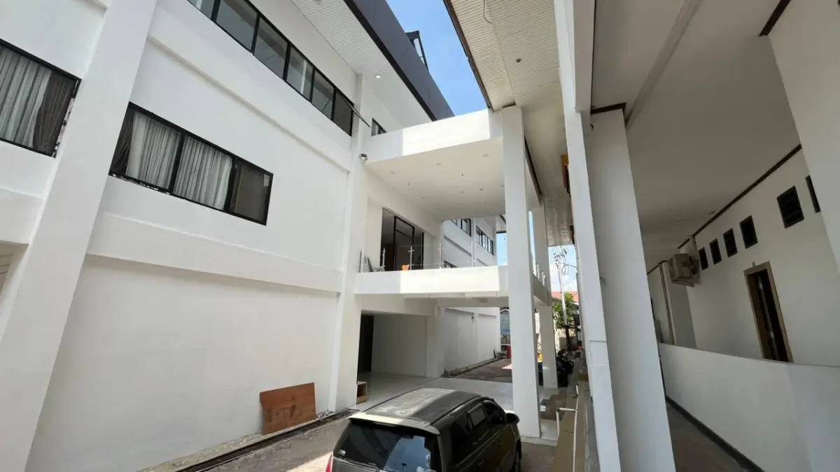 Penampakan fasad gedung baru DPRD Balikpapan yang kini progresnya berfokus pada pemasangan sekat ruangan di lantai dua. (ANGGI PRADITHA/KP)

&nbsp;