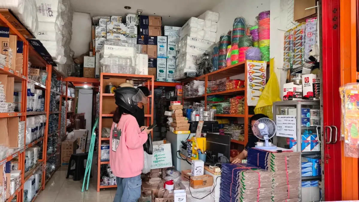 Penjualan plastik di Samarinda tetap berjalan di tengah lonjakan harga bahan baku. (HAFIZ/KP)

&nbsp;