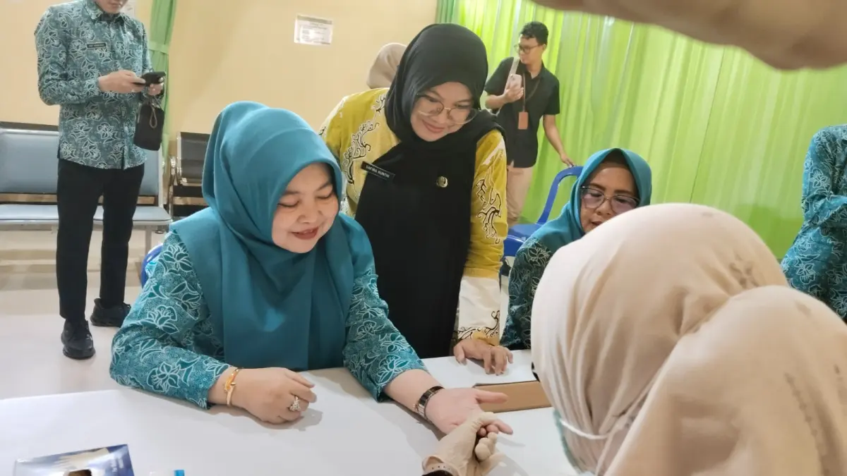 PERIKSA GULA DARAH: Ketua Tim Penggerak PKK Dewi Yuliana meluangkan waktu untuk memeriksakan kadar gula darah dalam kegiatan CKG di UPT Puskesmas Penajam, Jumat (10/4/2026).