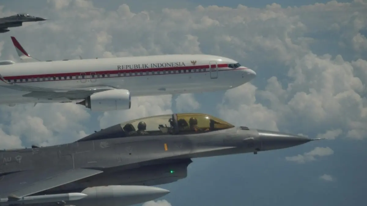 Pesawat yang membawa Presiden Prabowo Subianto dikawal ketat enam jet tempur TNI AU saat penerbangan menuju Magelang. Formasi terdiri dari empat F-16 Fighting Falcon dan dua KAI T-50 Golden Eagle. (Dok Sekretariat Presiden)