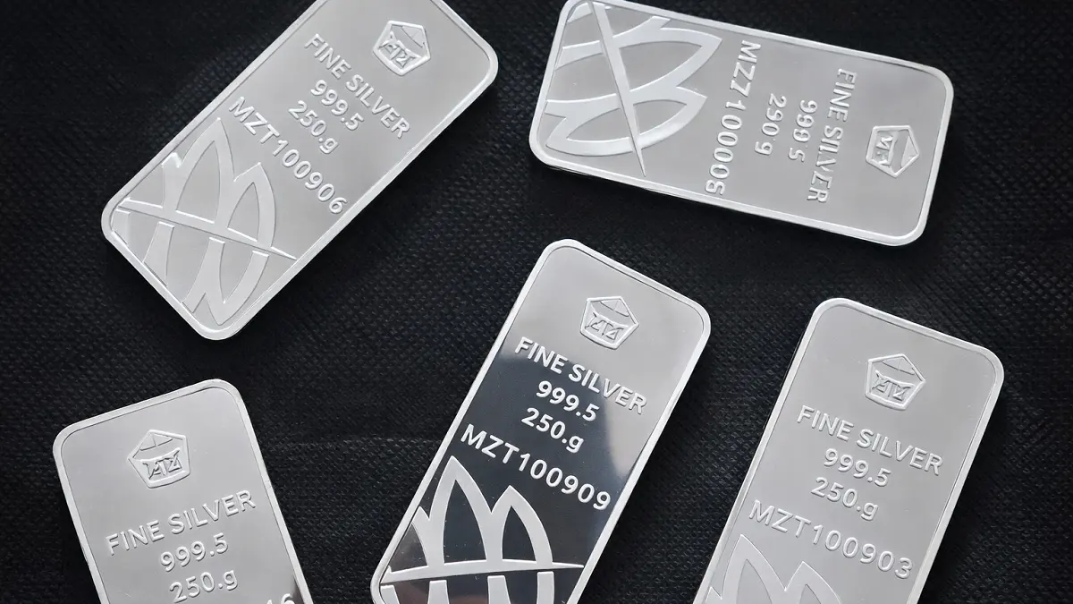 Potret kepingan perak murni Antam yang kembali berkilau setelah sempat merosot. Per Jumat (10/4/2026), harga terpantau naik ke level Rp 47.650 per gram di tengah penurunan harga emas.