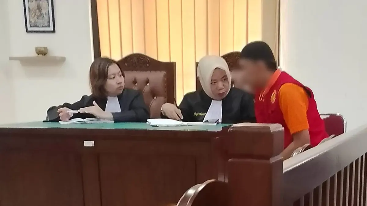 VONIS: Terdakwa kasus asusila menjalani persidangan.