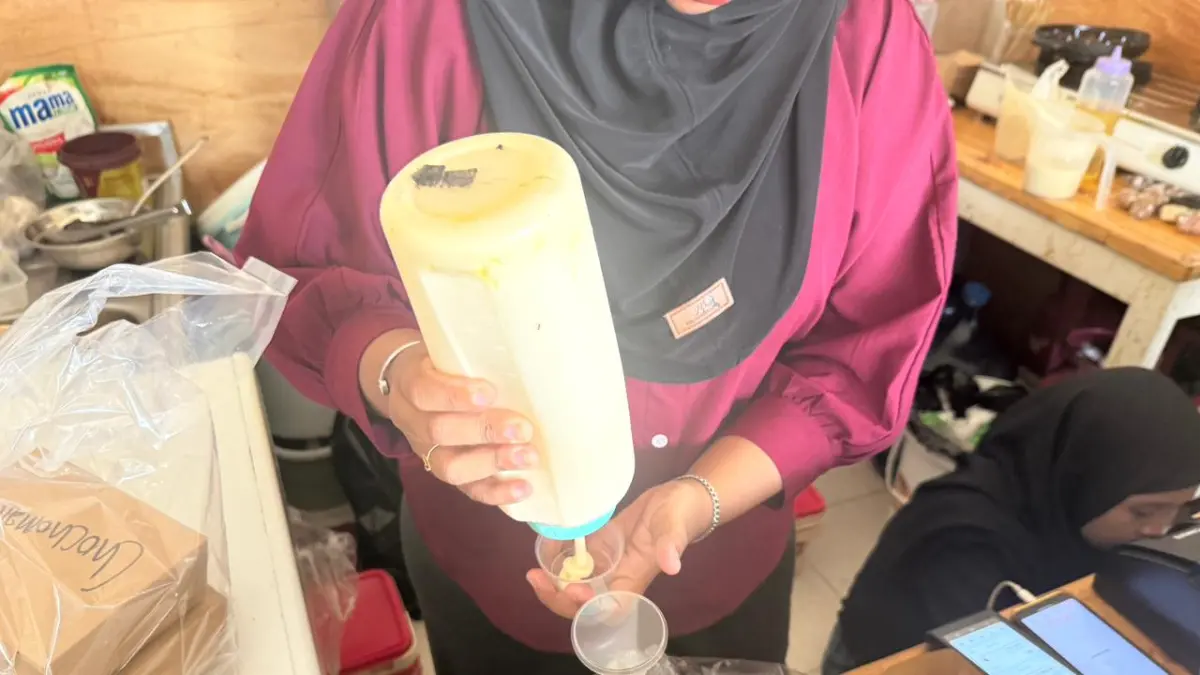 BERTAHAN: Usaha camilan Chicken Bite memilih untuk tidak menaikkan harga jual meski harga plastik naik signifikan. Memotong keuntungan untuk tetap bertahan. RORO/KP