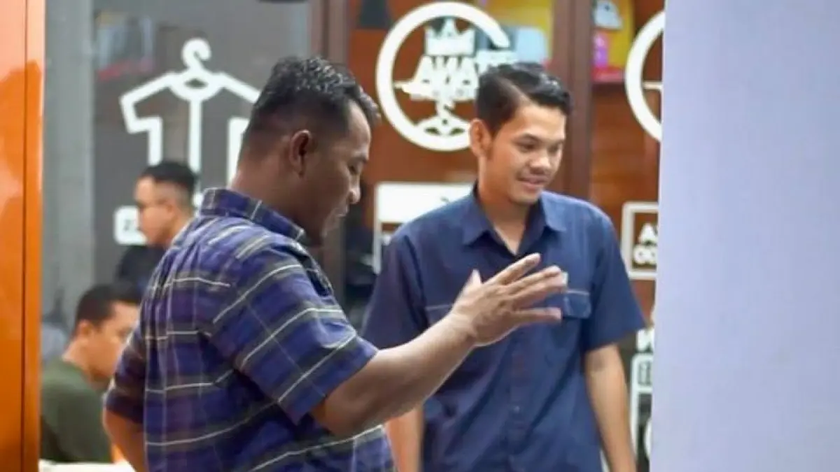 EFISIENSI: Syamsudin (kiri) memilih untuk tidak menaikkan harga jasa laundry. Namun efisiensi dan memaksimalkan layanan antar-jemput.