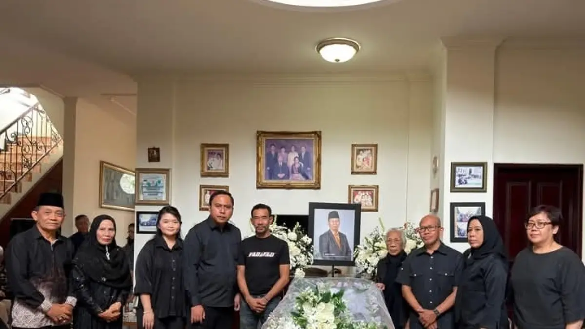 Frederick Edwin bersama Nanang Adriani melayat langsung ke rumah duka di Perumahan Villa Tamara, Samarinda, Sabtu (11/4).