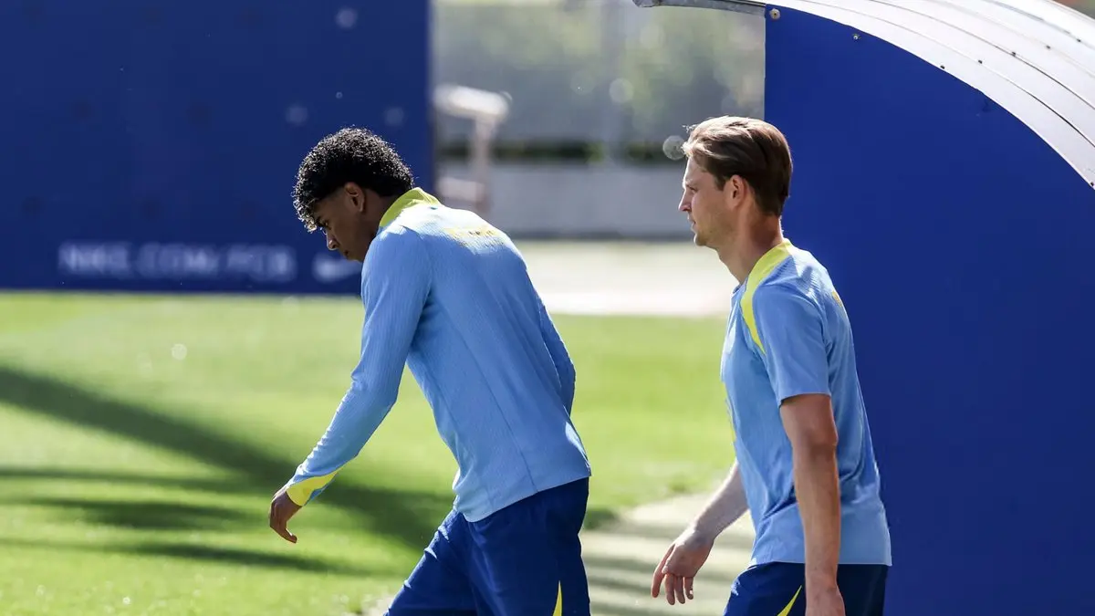 Gelandang FC Barcelona dan timnas Belanda, Frenkie de Jong, sudah kembali berlatih dan siap dimainkan lawan RCD Espanyol. (X-FC BARCELONA)
