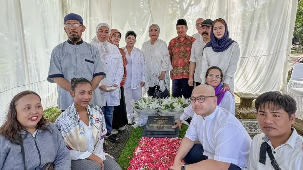 Inul Daratista bersama suami, Adam, dan kerabat dari Musica Studio mengunjungi makam Titiek Puspa. (Foto: Inul Daratista/Instagram)