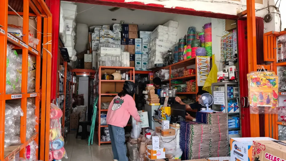 LONJAKAN HARGA: Harga plastik di Samarinda naik lebih dari 50 persen akibat kenaikan bahan baku impor. Kondisi ini berdampak pada penurunan daya beli konsumen serta pelaku UMKM. HAFIZ/KP