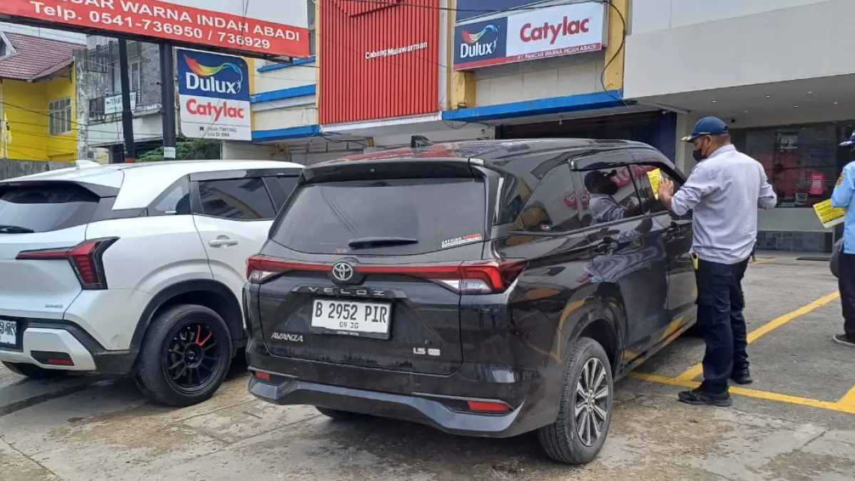 PATROLI: Petugas Dishub Samarinda menindak parkir liar kendaraan roda empat dengan penggembosan, penguncian, dan penderekan.