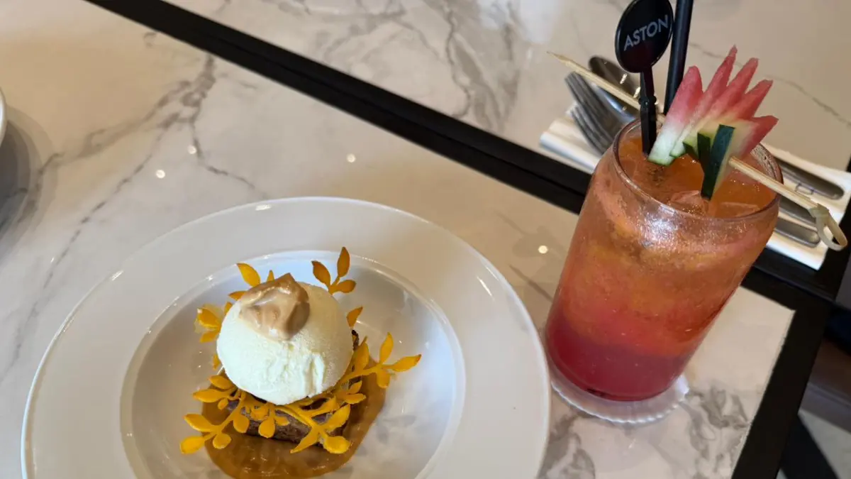 PELENGKAP: Aston Samarinda Hotel & Convention Center menghadirkan pengalaman kuliner lengkap lewat sajian minuman segar hingga dessert klasik yang dimodifikasi.