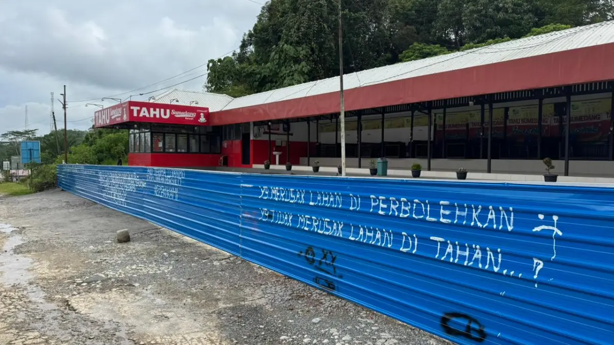 Seng biru menutup area RM Tahu Sumedang. Penutupan operasi rumah makan itu karena berada di kawasan Tahura Bukit Soeharto. (FOTO FUAD MUHAMMAD/KP)