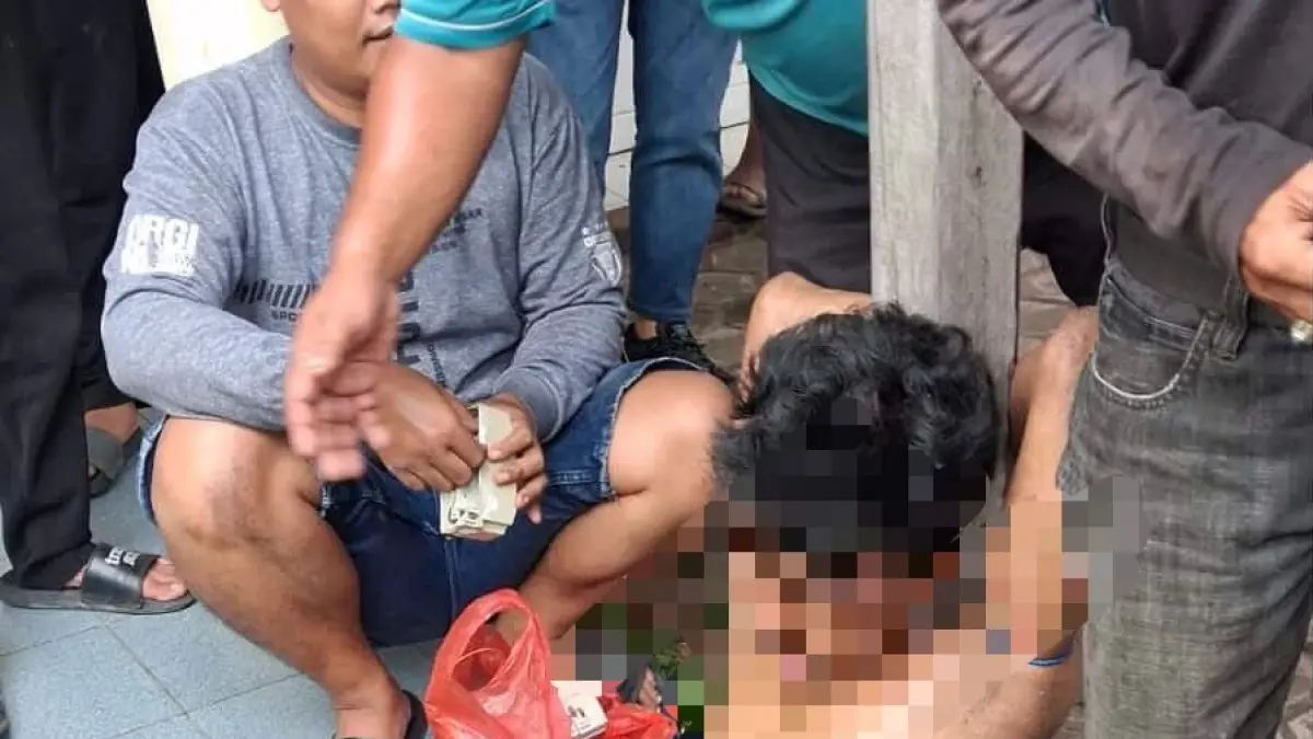 Terduga pelaku saat diamankan warga usai beraksi di rumah kosong di wilayah Batu Ampar, Balikpapan, Sabtu (11/4/2026). (Foto: Netizen)