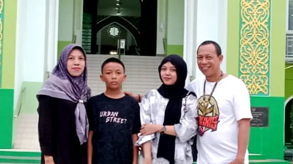 TULARKAN KEBIASAAN BAIK: Dahlina (kiri) mengajak buah hati dan suaminya agar mencintai budaya menanam di perkarangan rumah.
