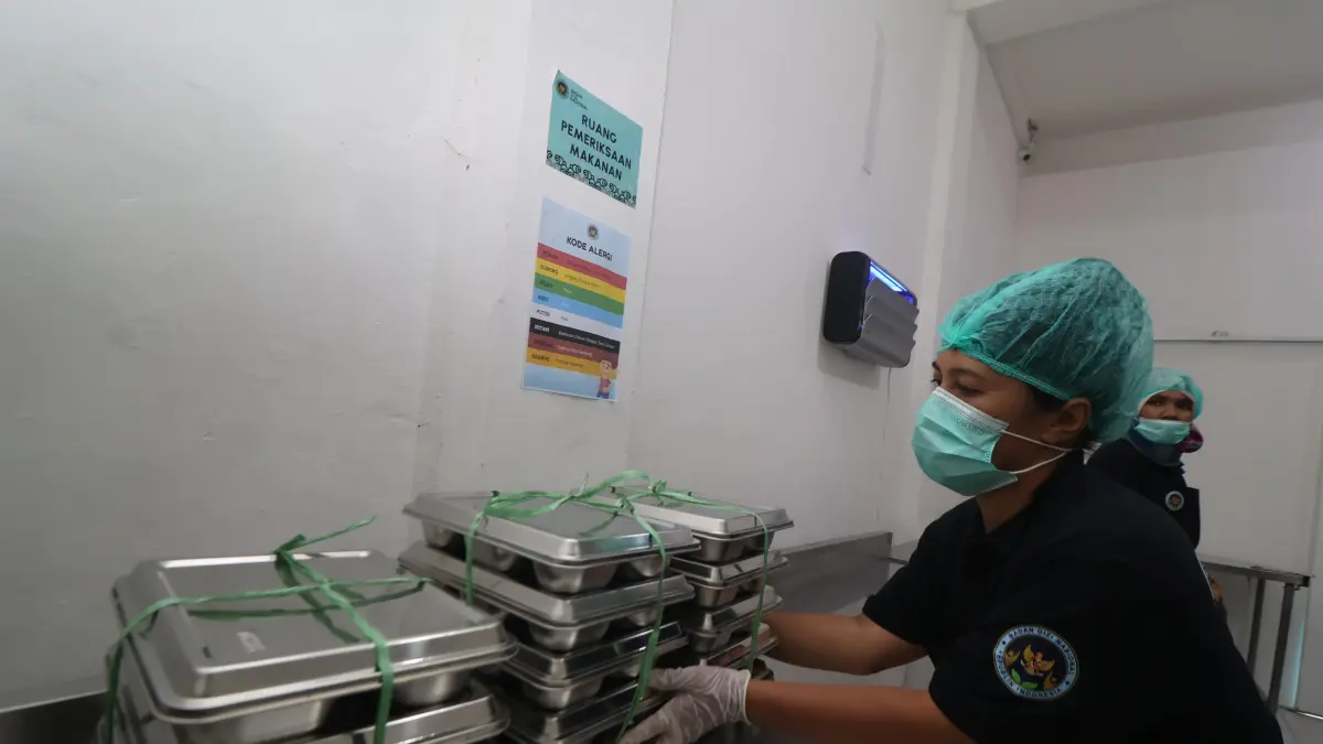 DISTRIBUSI TERHENTI: Petugas saat menyiapkan distribusi paket nutrisi di salah satu Satuan Pelayanan Pemenuhan Gizi (SPPG) Balikpapan sebelum masa suspensi berlaku. Sebanyak 18 unit dapur MBG kini dihentikan sementara oleh pemerintah pusat karena sistem pengolahan limbah yang belum memenuhi standar lingkungan. (ANGGI PRADITHA/KP)