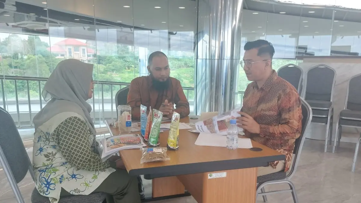 AKSES: Perwakilan MICCI (Malaysian International Chamber of Commerce and Industry) melakukan business matching dengan pelaku usaha UMKM hasil binaan Export Center Balikpapan. DINA ANGELINA/KP