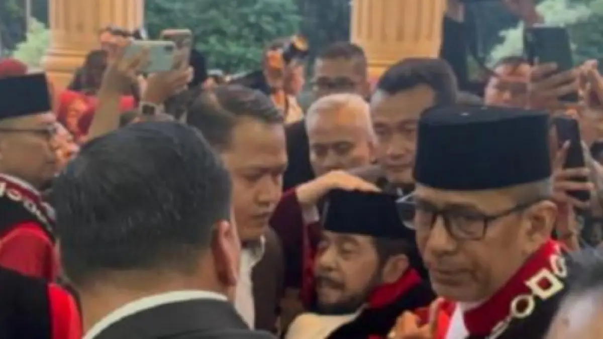 Anwar Usman terlihat lemas dan harus ditopang sejumlah petugas usai mengikuti prosesi purnabakti di Mahkamah Konstitusi, Jakarta, Senin (13/4/2026). (Foto ist)