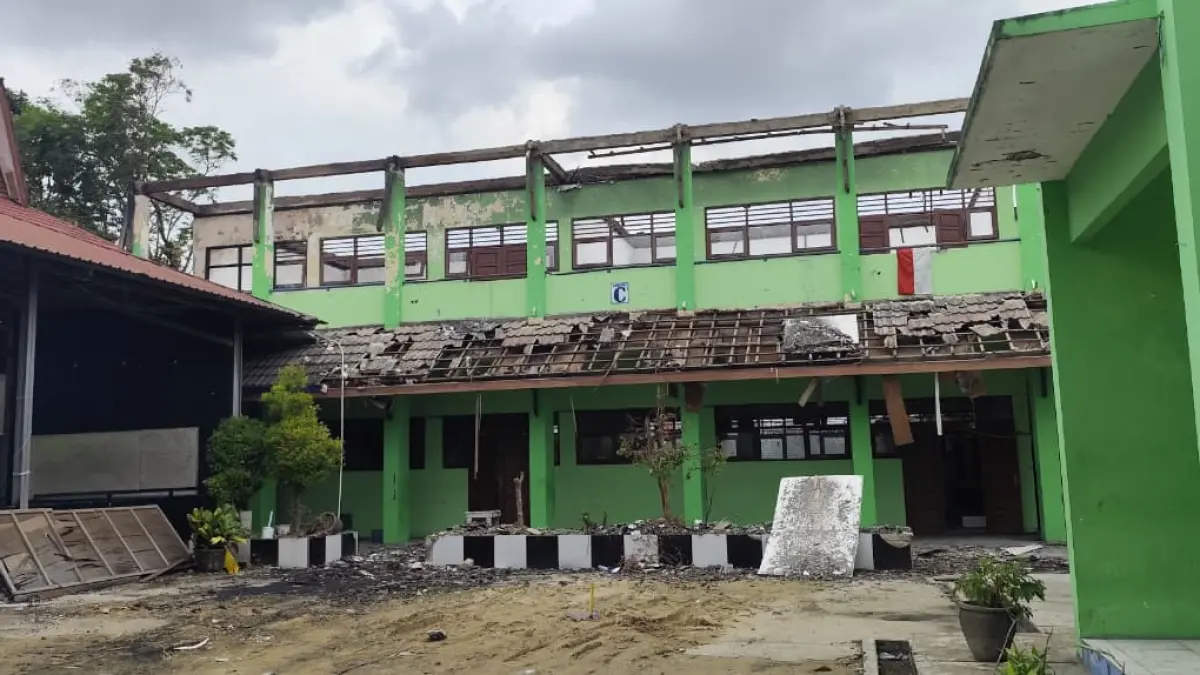 DENNY SAPUTRA/KP
TAK DIROBOHKAN: Bangunan kelas SMP 2 Samarinda yang terbakar telah dibersihkan sebagian, menanti dibangun kembali, Senin (13/4).