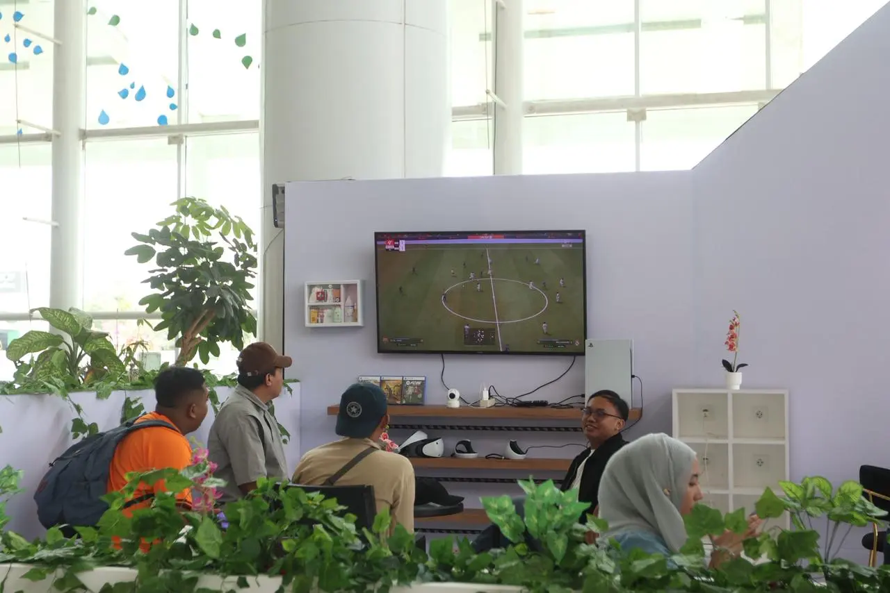 Fasilitas game console menjadi salah satu layanan favorit pilihan pengunjung untuk melepas lelah.