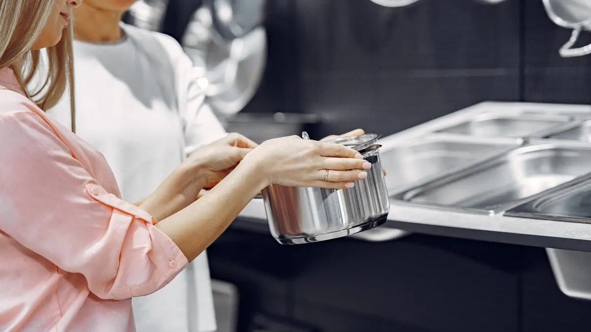 Ilustrasi. Perbandingan SUS 304 vs SUS 316 pada peralatan dapur stainless steel yang aman untuk kesehatan sehari-hari. (Freepik)