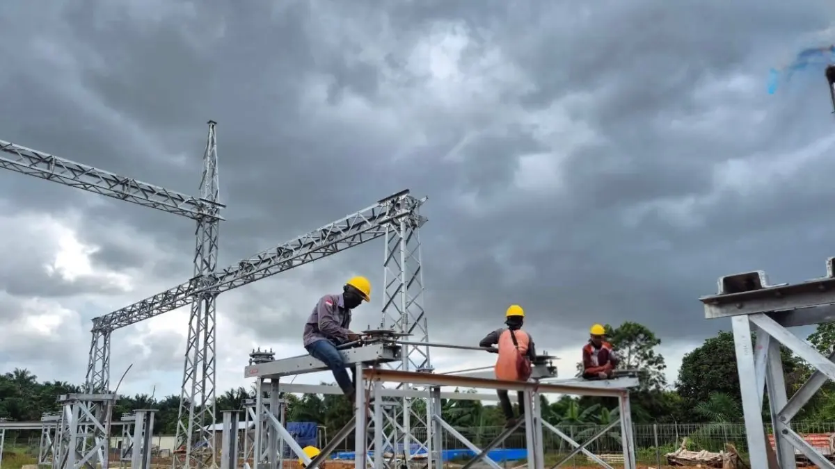 KEJAR TARGET: Pekerja melakukan pemasangan struktur dan peralatan GI 150 kV Grogot dengan tetap mengedepankan K3.