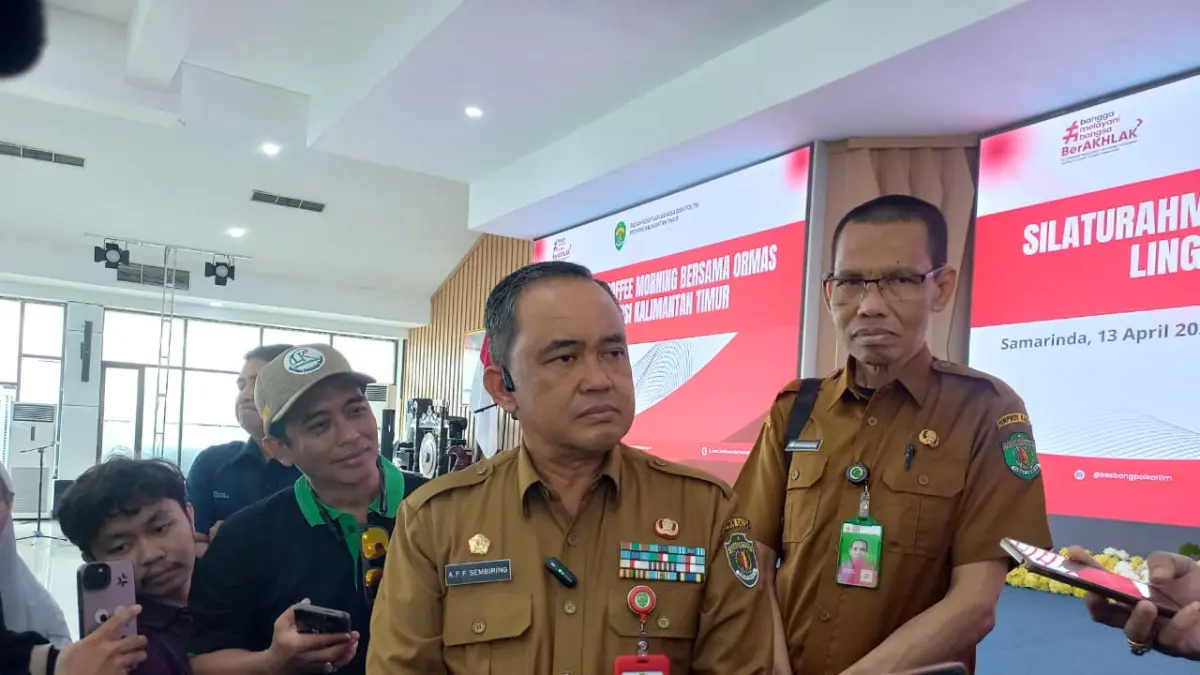 KLARIFIKASI SURAT: Plt Kepala Kesbangpol Kaltim, Arih Franata Filifus Sembiring, memberikan keterangan kepada awak media terkait polemik surat usulan uang transportasi bagi ormas di Gedung Olah Bebaya, Samarinda, Senin (13/4). (EKO PRALISTIO/KP)