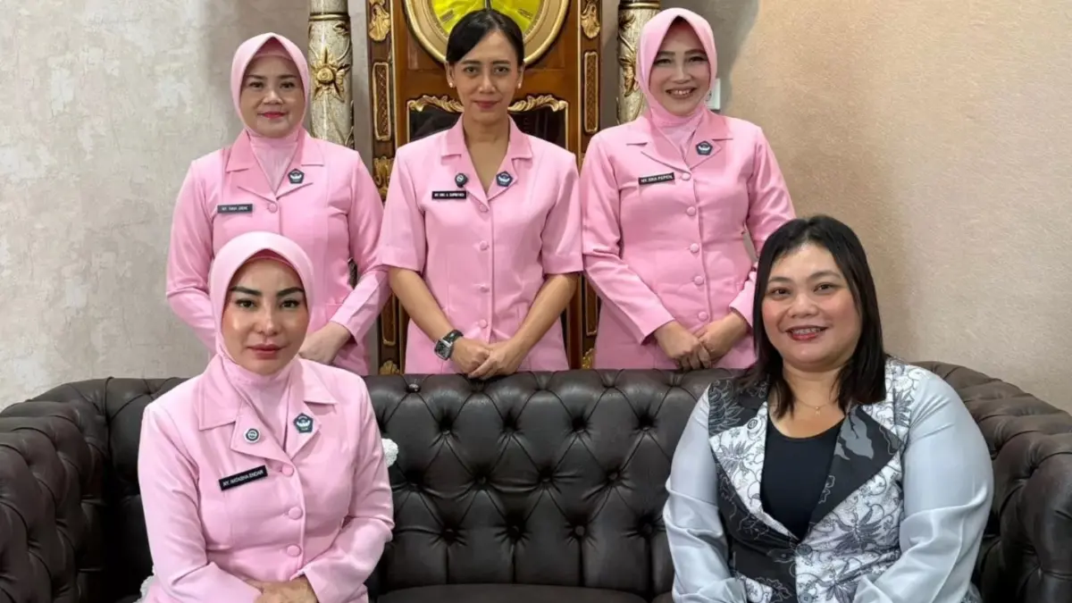 PEDULI PENDIDIKAN: Ketua YKB Daerah Kaltim, Natasha Endar Priantoro (duduk kiri) saat menjadi narasumber talkshow di Radio KPFM Balikpapan terkait pendidikan dan kreativitas.