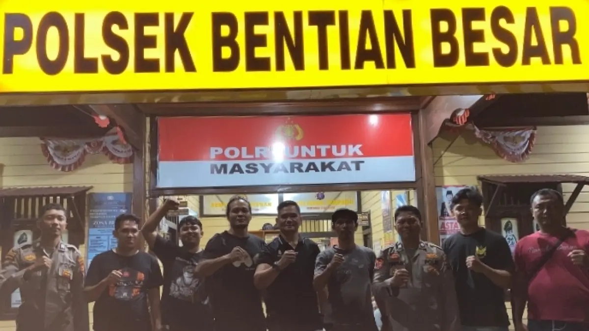 Pelaku S (duduk) saat diamankan dan digelandang ke Polsek Bentian Besar.