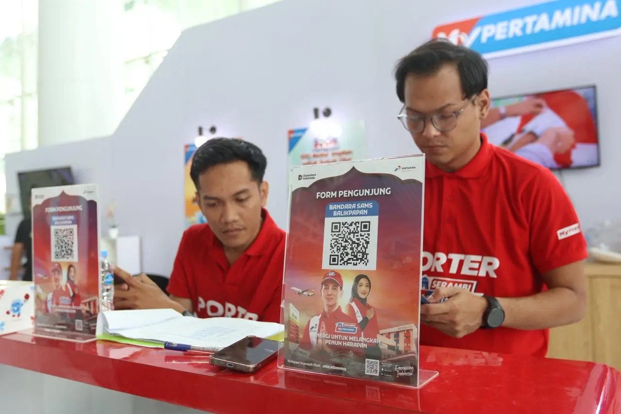 Pengunjung melakukan pengisian formulir terlebih dahulu untuk menikmati fasilitas Serambi MyPertamina.